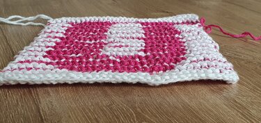 Schattenstricken, Illusionsstricken, Buchstabe "U"