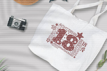 Weiße Tragetasche mit mehrsprachigem 18-Plotmotiv und Sternen