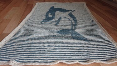 Babydecke Delphin - Schattenstricken mit Häkelrand - Bild 3