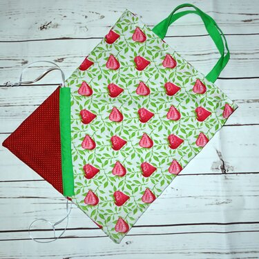 Stoff-Einkaufstasche mit Erdbeeren, grünem Henkel und rotem Innenfach