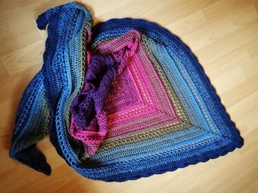 Gehäkeltes Dreieckstuch in Violett, Pink und Blau mit Muschelkante