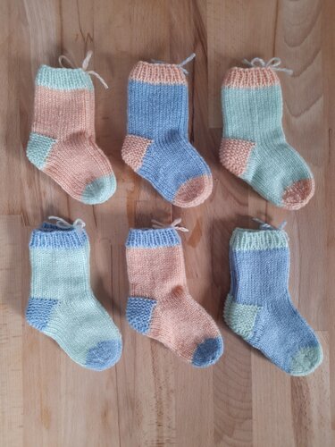 Scrappy Babysocks - Knitting