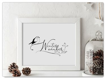 Plottdatei-Vorlage mit Schriftzug „Winterzauber“, stilisiertem Vogel und filigranen Beerenranken im weißen Rahmen