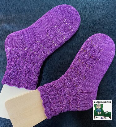 Lila gestrickte Socken mit dekorativem Loch- und Wellenmuster am Schaft.
