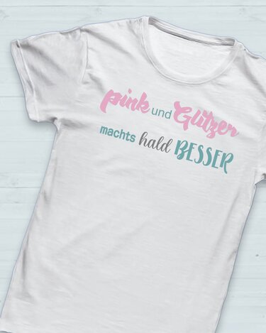 Weißes T‑Shirt mit pastellfarbenem Schriftzug 'pink und Glitzer machts hald BESSER' in Pink, Türkis und Grau