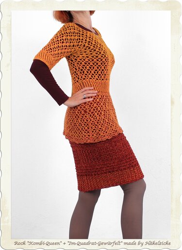 Seitliche Ansicht: orange gehäkelte Tunika über rostrotem Rock und dunklem Langarmshirt