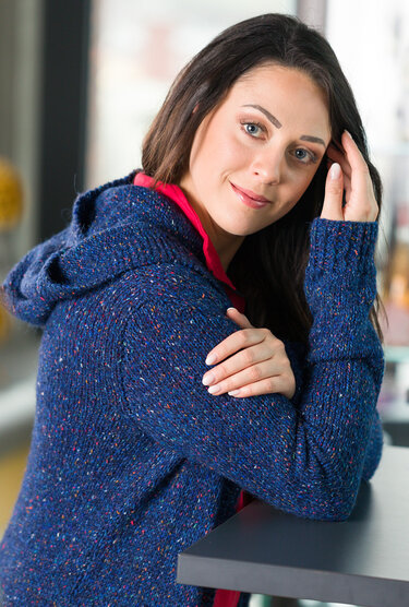 Livia - Dunkelblauer Mantel mit Kapuze - Stricken