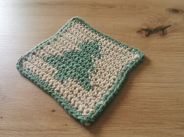 Quadratischer Untersetzer gehäkelt beige mit grünem Baummuster und grüner Einfassung