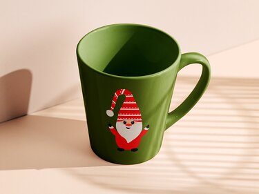 Grüne Tasse mit aufgebrachtem Wichtel-Motiv in Rot und Weiß