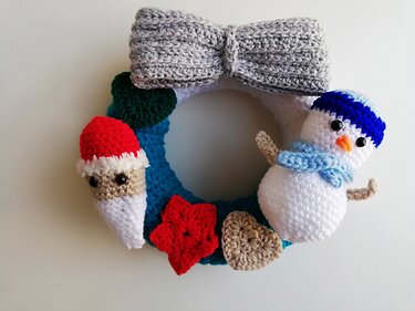 Gehäkelter Weihnachtskranz mit Schneemann, Nikolaus und grauer Schleife