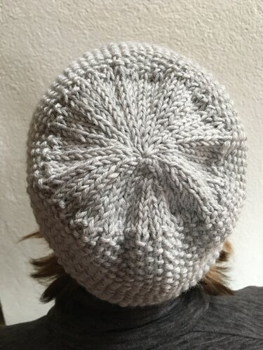 Rückansicht hellgrauer Strickmütze mit radialen Abnahmen und Rippbündchen