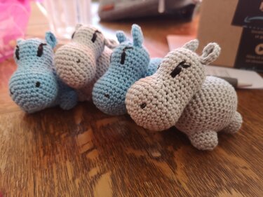 Nahaufnahme eines gehäkelten Nilpferds mit sichtbaren Maschen und bestickten Augen