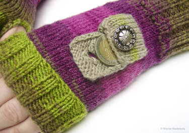 Fingerlose gestrickte Armstulpen in Grün und Lila mit aufgesetztem Münzfach und Zierknopf