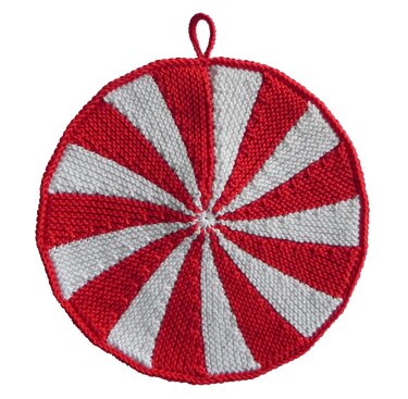 Runder rot-weiß gestreifter Topflappen mit radialem Muster und Aufhängeschlaufe.