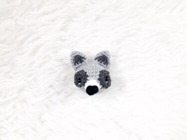 Häkelanleitung kleiner Waschbärkopf für Schnullerkette / Kinderwagenkette