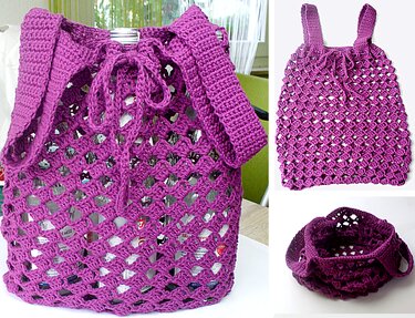 Violette gehäkelte Netztasche mit rautenförmigem Muster, breiten Trägern und Kordelzug, teilweise gefüllt