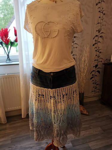 Gehäkelter Midirock mit Farbverlauf am Jeansbund und weißem T
‑Shirt mit Perlenverzierung