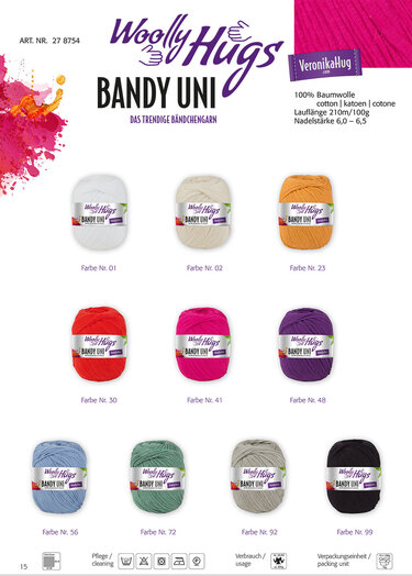 Zehn farbige Knäuel Uni‑Bändchengarn mit Produktetiketten; Angaben: 100% Baumwolle, 210 m/100 g, Nadelstärke 6–6,5 mm.
