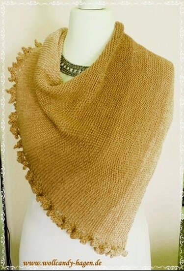 Beigefarbenes gestricktes Dreieckstuch auf Schneiderpuppe mit feiner Bogenkante