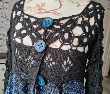Jacke blauschwarz mit Blütenoptik in der Schulterpasse. - Häkeln