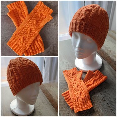 Orangefarbenes Strickset mit Zopfmuster: Mütze auf Schaufensterkopf, fingerlose Handschuhe auf Holztisch.