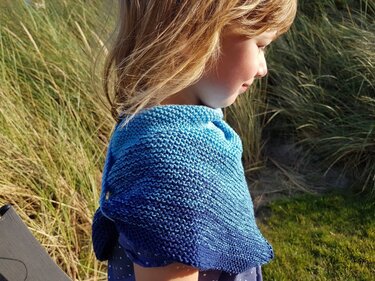 Drei einfache Dreieckstücher aus Farbverlaufsbobbeln stricken