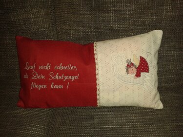 Zweifarbiges Kissen mit Schutzengel-Stickerei und Spruch
