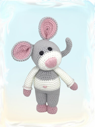 Gehäkelte Amigurumi-Maus in Grau, Weiß und Rosa mit großen Ohren und längerem Schwanz vor hellblauem Hintergrund.
