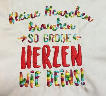 Spruch : kleine Menschen brauchen so grosse Herzen wie deins! Stickdatei 13x18 - Sticken