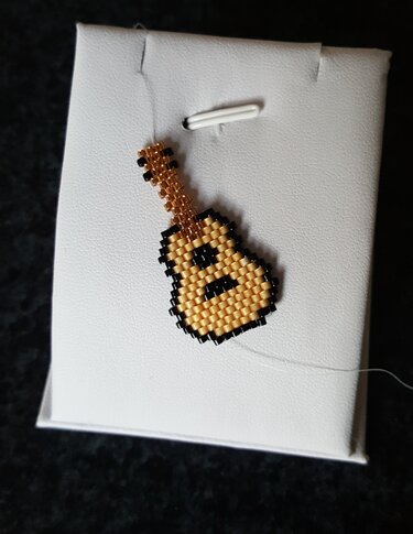 kleine Gitarre / Anhänger / Ohrring - Basteln