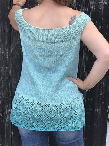 Helltürkis gestricktes ärmelloses Top mit breitem Rippenkragen und Ajourmuster am Saum, Rückansicht
