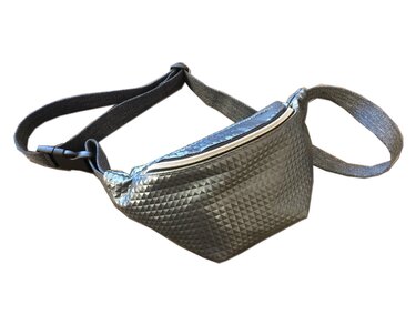 Dunkelgraue Bauchtasche mit dreieckigem Reliefmuster, weißem Reißverschluss und verstellbarem Stoffgurt mit schwarzer Schnalle.