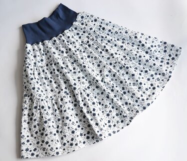 Genähter Stufenrock mit kleinem Blumen- und Sternenmuster und dunklem Bündchen