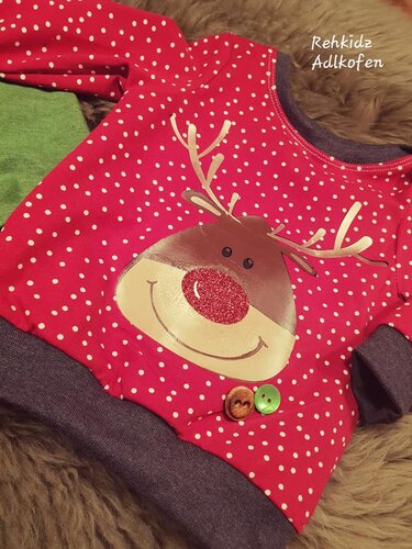 Rotes Kinder-Langarmshirt mit weißen Punkten und Rentier-Plott mit glitzernder roter Nase