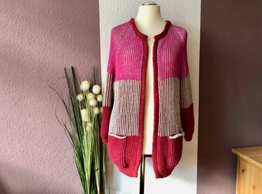 Lange offene Damenstrickjacke in Fuchsia, Beige und Dunkelrot auf Schneiderpuppe