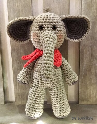 Gehäkelter Amigurumi Elefant mit Rüssel, Ohren und rotem Schal, zur Detailansicht