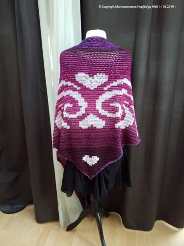 Kontrastreiches Dreieckstuch mit weißen Herzmotiven auf violettem Hintergrund, auf Puppe drapiert