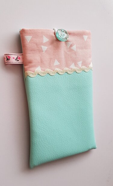 Handgenähte kleine Tasche in Mintgrün und Rosa mit Dreiecksmuster und Knopfverschluss.