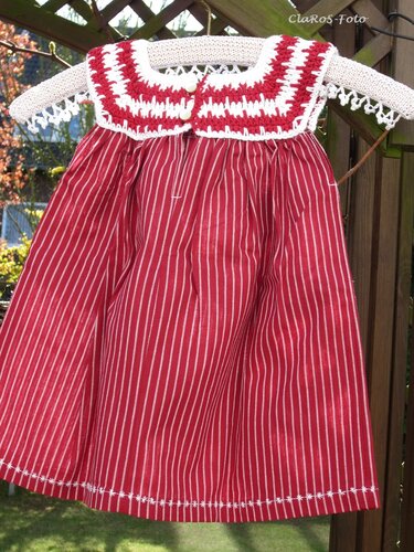 Babykleid mit gehäkeltem Oberteil, Knopfverschluss und gestreiftem Rock