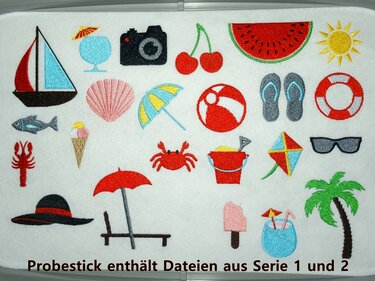 Weiße Stoffprobe mit bunten bestickten Sommermotiven: Segelboot, Kamera, Wassermelone, Sonnenschirm, Ball, Flip‑Flops, Rettungsring, Palme und Text ‚Probestick enthält Dateien aus Serie 1 und 2‘.