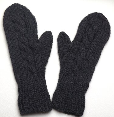 Zwei dunkelgraue Strickfäustlinge mit Zopfmuster und Rippenbündchen
