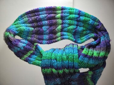 Strickschal mit Zöpfen für Kleinkinder und Puppen - Stricken