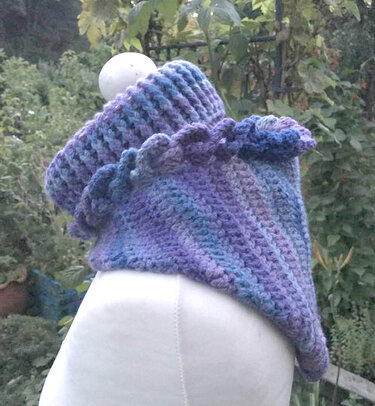 Violett-blauer gehäkelter Scoodie mit gerippter Kapuze und Rüschensaum auf Schaufensterpuppe