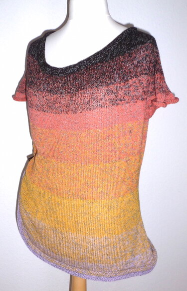 Gestrickte kurzärmelige Damen-Tunika mit horizontalem Farbverlauf auf Schaufensterpuppe