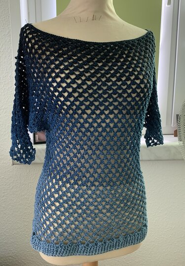 Gehäkelte Damen-Tunika in Ombré-Blau mit Ajourmuster, Bootausschnitt und halblangen Ärmeln