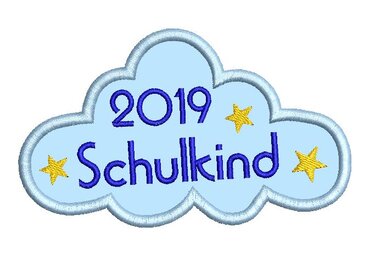 Stickdatei 'Schulkind 2019' in hellblauer Wolke mit dunkelblauer Schrift und drei gelben Sternen.