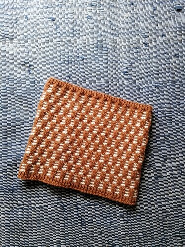 Rostbrauner gestrickter Kragenschal mit cremeweißen Punkten