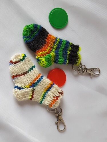 Strickanleitung Taschenbaumler, Schlüsselanhänge Socke für Einkaufswagen-Chip - Bild 9