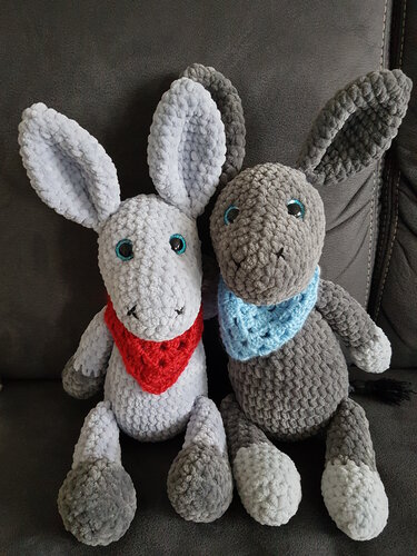 Nahaufnahme zweier Amigurumi-Esel mit Fokus auf Ohren, Augen und Halstüchern