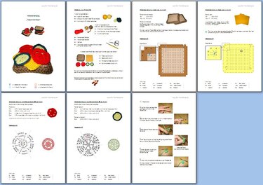 Seiten einer Häkelanleitung mit Häkelschrift, Materialliste und Fotos für gehäkeltes Toast-Spielzeug